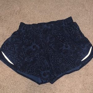 Lululemon Hotty Hot Low Rise Short. Blue Printed Short. Size 6